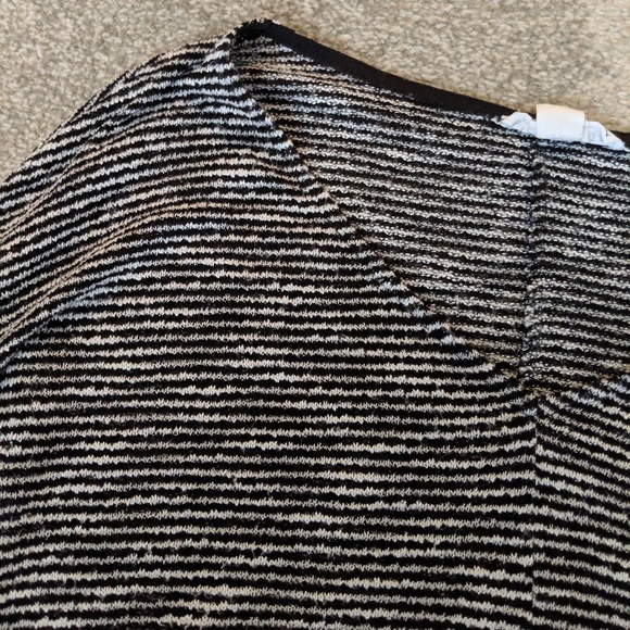 Cozy Black & White Top with Pockets - Picture 2 of 6